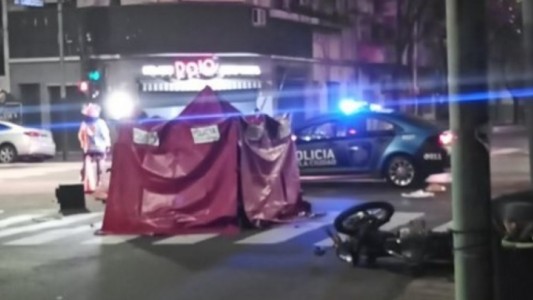 Accidente fatal: un auto chocó a una moto y quedó incrustado en una farmacia