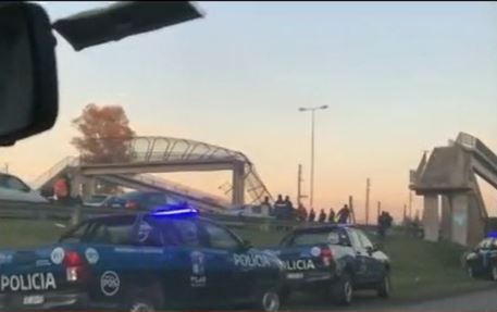 Demoras en la Panamericana por la caida de un puente peatonal