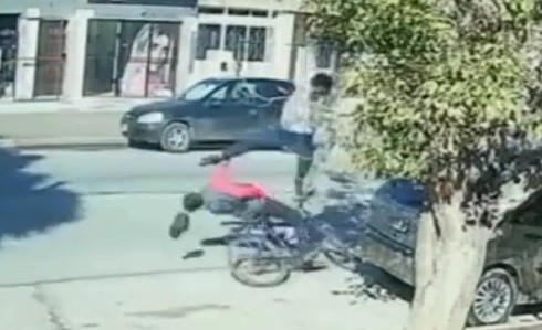 Video: vio que un ladrón le robaba la bicicleta a un jubilado y lo bajó de una patada voladora