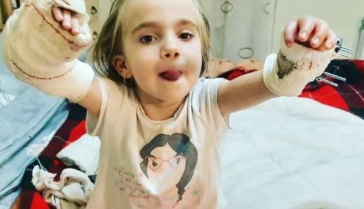 "Todos por Juanita": sortean la camiseta de la Selección a beneficio de una nena que nació sin un hueso en sus brazos