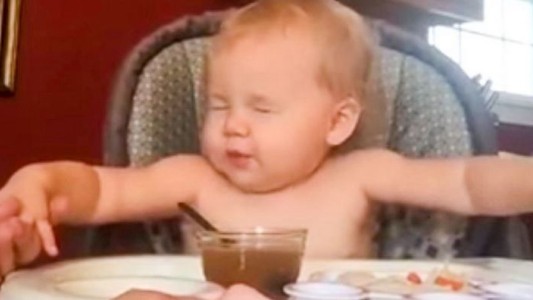 #EsViral La beba que reza antes de comer