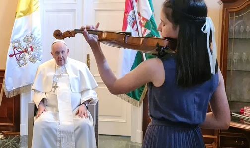 Una adolescente de Lanús tocó La Cumparsita en violín en una audiencia para el Papa en Hungría