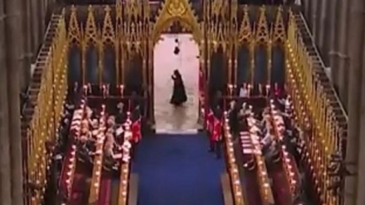La extraña imagen de la "parca" que apareció durante la coronación de Carlos III