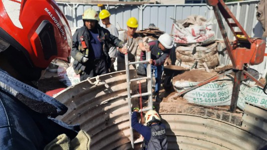 Bomberos rescataron a un operario que cayó en un pozo de cinco metros en el barrio de Belgrano