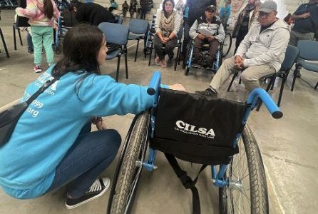 Se entregaron decenas de sillas de ruedas a personas de bajos recursos