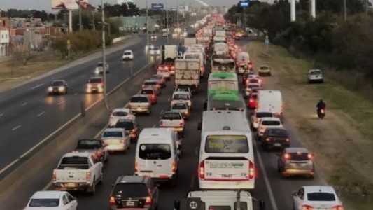Transportistas de micros turísticos levantaron corte en autopista Buenos Aires-La Plata