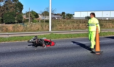 Un hombre procesado por matar al amigo robó una moto y murió tras chocar de contramano por Panamericana