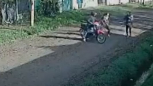 Pánico en Merlo: motochorros asaltaron a una mujer con su nieta de tres años en brazos