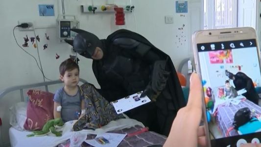 Te Presento: Maximiliano, el Batman de los hospitales de La Plata