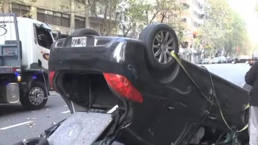 Una mujer chocó y volcó en Recoleta y no se pudo hacer el test de alcoholemia por falta de aire