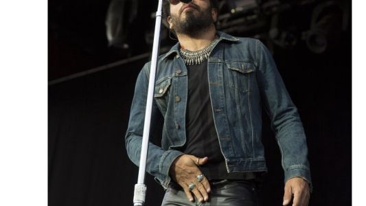 Sentadilla traicionera para Lenny Kravitz en pleno show