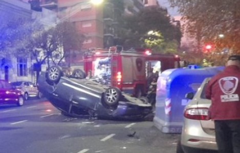 Chocó, volcó y se fugó mientras su acompañante seguía atrapada adentro del auto