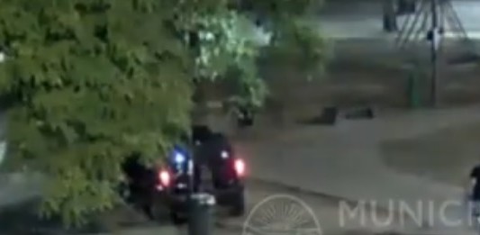 Video: automovilista alcoholizado intentó huir de la Policía y terminó chocando adentro de una plaza