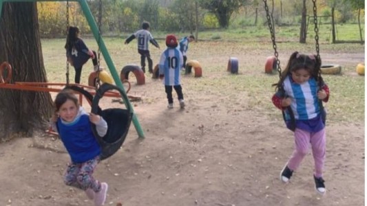 Hinchas de Racing organizaron una rifa para ayudar a un nene que anda 12 kilómetros en burro para ir al jardín