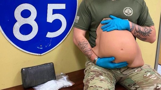 Embarazada de cocaína: usaba una panza falsa para esconder la droga
