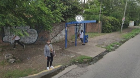 Se escondió detrás de una parada de colectivo y apuñaló tres veces a su ex