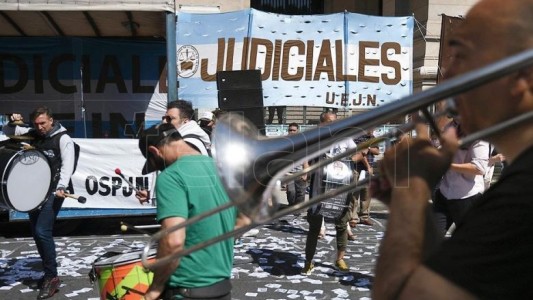 Paro y marcha de judiciales en demanda de un aumento salarial