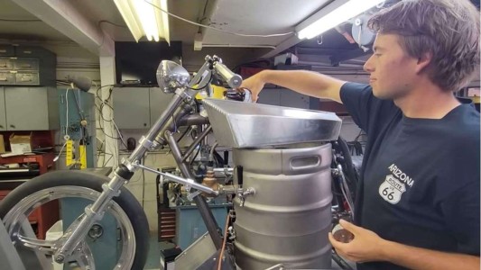Inventó una moto que funciona a cerveza: "El precio del combustible está subiendo"