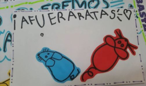 Familias, alumnos y docentes abrazan una escuela de Parque Chacabuco para pedir "no más ratas"