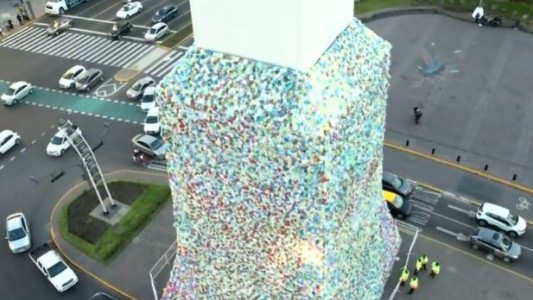 El Obelisco fue intervenido con bolsas plásticas para concientizar por el Día Mundial del Reciclaje