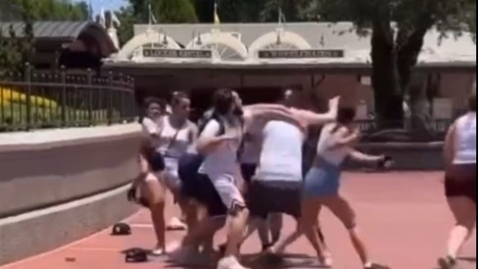 Videos: batalla campal en Disney por el lugar para sacarse una foto