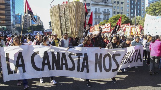 Masiva marcha de piqueteros oficialistas y opositores