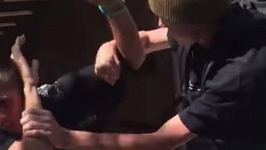 El matón que agredió a un niño ciego y se llevó la respuesta que merecía