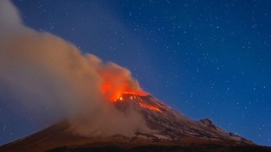 Una explosión en el volcán Popocatépetl provocó el cierre de los principales aeropuertos de México DF