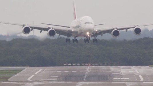 El aterrizaje extremo del avión comercial más grande del mundo