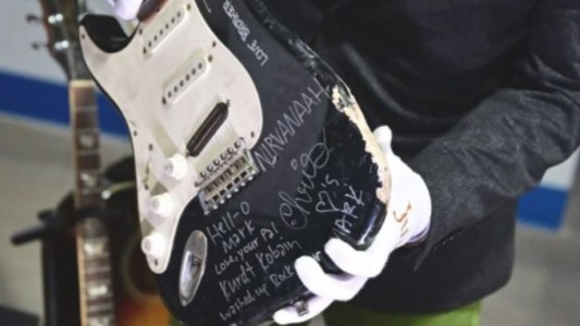 Subastaron una guitarra destrozada de Kurt Cobain por casi 600 mil dólares