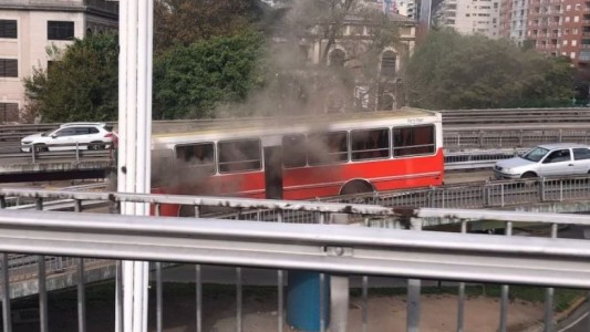 Se incendió un micro escolar en Libertador y General Paz: viajaban más de 30 niños y cuatro maestras