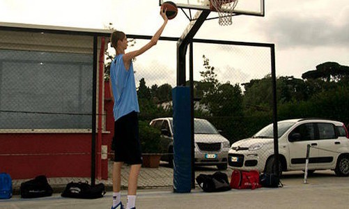 La historia del pequeño gigante que sueña con llegar a jugar en la NBA