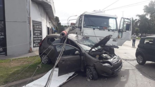 Un camión se quedó sin frenos y chocó a siete autos en Gobernador Gálvez