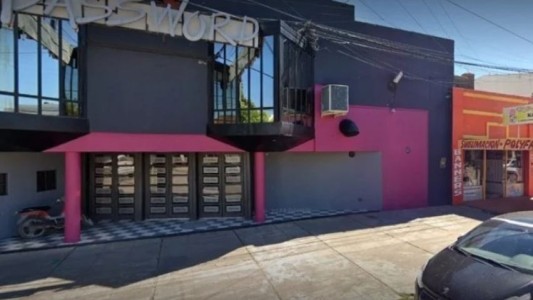 Salvaje ataque de un patovica a un joven en la puerta de un boliche: le pegó una patada en la cabeza cuando estaba en el piso