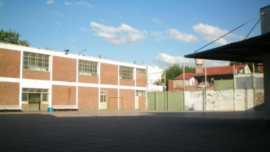 Alumnos se intoxicaron en una escuela de La Plata, donde el agua sale verde