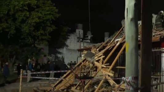 Almirante Brown: explotó una casa por un escape de gas y una persona está en grave estado