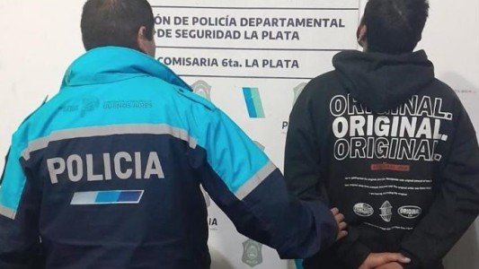 Vendedor ambulante le dio una patada en la cabeza al colectivero y casi chocan