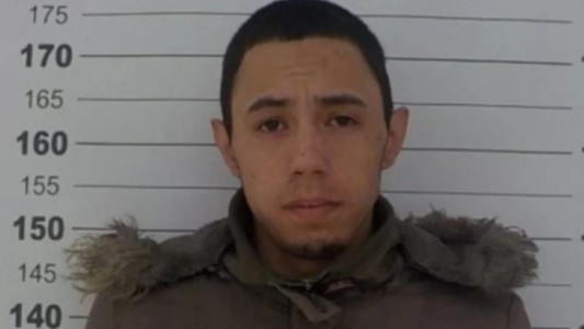 Estaba prófugo por asesinato y lo hallaron en una comisaría detenido por otro delito con nombre falso