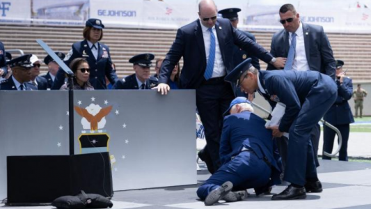 Joe Biden se cayó durante un acto de graduación de la Fuerza Aérea de EE.UU.