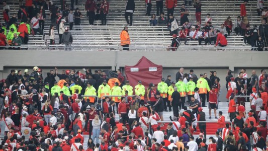 River y Defensa y Justicia se suspendió por muerte de un hincha que cayó desde tribuna
