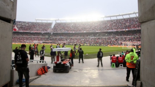 Tras la suspensión del partido, tres hinchas de River le robaron el arma a una policía