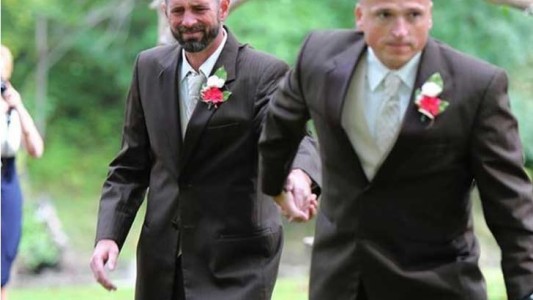 Conmovedor: El padre de la novia pide al padrastro llevarla juntos al altar