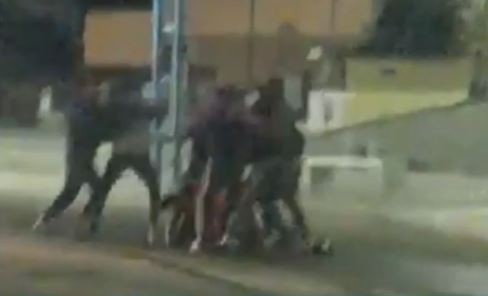 Con un bate de béisbol siete jóvenes golpearon a dos hermanos en Río Turbio