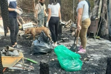 Un profesor perdió todo en un incendio y vive en una carpa: sus alumnos lo ayudan a reconstruir su hogar