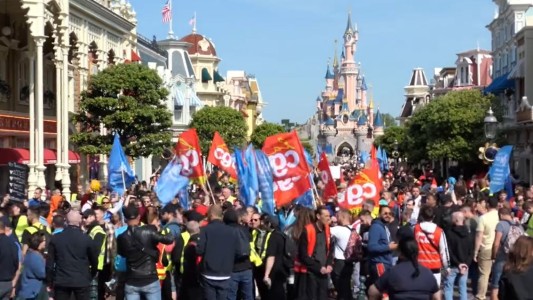 La CGT francesa protestó por mejoras laborales en Disneyland París