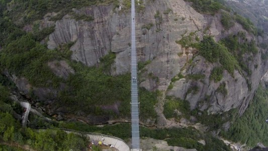 Así es el puente de cristal más largo del mundo