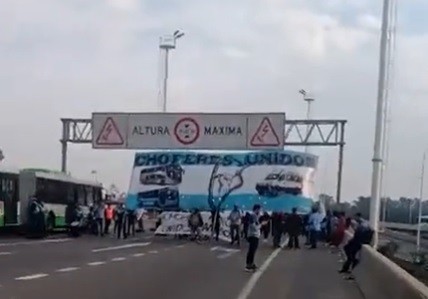 Colectiveros cortan Puente La Noria en reclamo de un "cierre definitivo de paritarias"