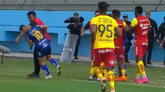 El DT César Farías trompeó a dos jugadores rivales