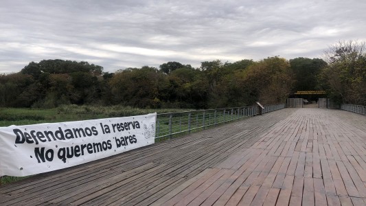 Estudiantes marchan contra la instalación de bares en la Reserva Ecológica de Costanera Norte