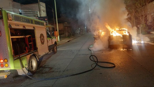 Se incendió por completo un auto mientras iba andando